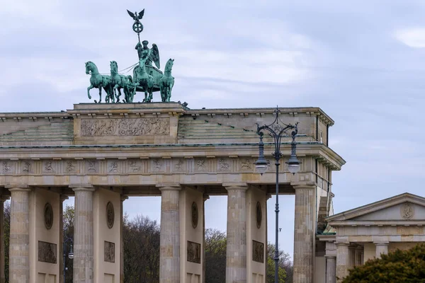 德国柏林 2023年4月18日 德国柏林勃兰登堡门顶部的一座装饰路灯和四边形雕像的景观 — 图库照片