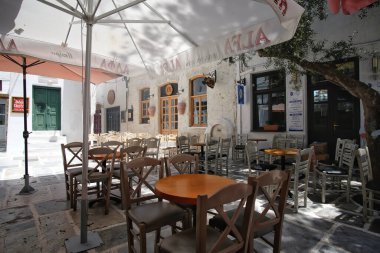 Ios, Yunanistan - 25 Mayıs 2021: Yunanistan 'ın pitoresk adasındaki ünlü meydanın manzarası