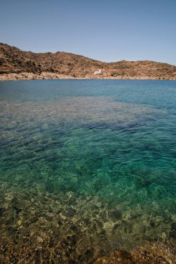 Yunanistan 'daki Tris Klisies' in güzel turkuaz plajının manzarası