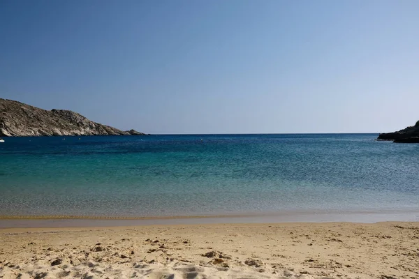 Ошеломляющий Бирюзовый Песчаный Пляж Kolitsani Иосе Киклады Греции — стоковое фото