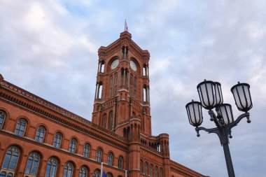 Berlin, Almanya - 18 Nisan 2023: Berlin Almanya belediye binası Rotes Rathaus manzarası