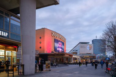 Berlin, Almanya - 18 Nisan 2023: Halk, sinema, dükkanlar, fast food restoranları ve otellerle Berlin Almanya sokaklarının manzarası