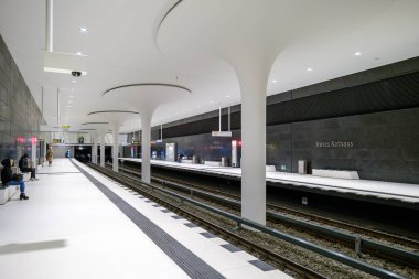 Berlin, Almanya - 18 Nisan 2023: Berlin 'de Berlin Belediyesi' ndeki Rotes Rathaus metro istasyonunun siyah beyaz görüntüsü