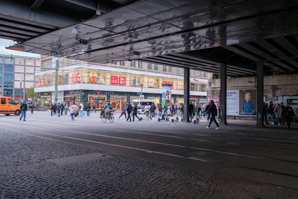 Berlin Deutschland April 2023 Blick Auf Den Belebten Alexanderplatz Der — Stockfoto