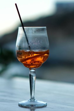 Ios, Yunanistan - 23 Mayıs 2021: Ios Yunanistan 'da popüler bir Aperol Spritz kokteyli manzarası