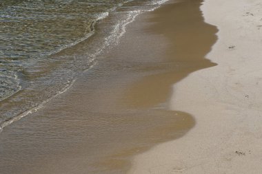 Yunanistan 'da berrak suları olan güzel kumlu bir sahile yakın.