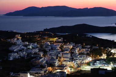 Yunanistan 'ın beyaz ve resimli adasının güzel günbatımı ve panoramik manzarası