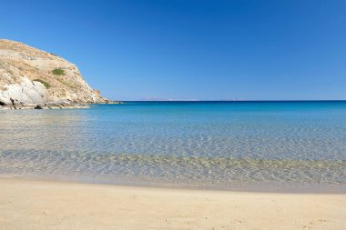 Ios Cyclades Yunanistan 'daki Kolitsani' nin büyüleyici turkuaz kumlu rüya plajı