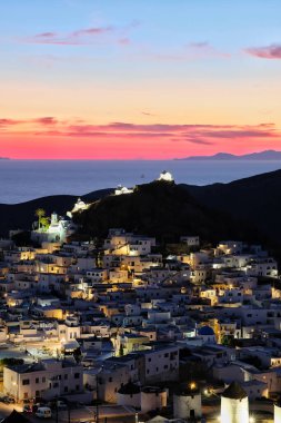Yunanistan 'ın beyaz ve resimli adasının güzel günbatımı ve panoramik manzarası