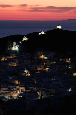 Yunanistan 'ın beyaz ve resimli adasının güzel günbatımı ve panoramik manzarası