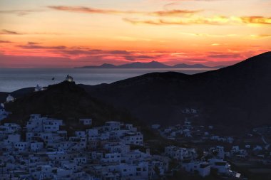 Yunanistan 'ın siyah ve beyaz renkli resimli ve bembeyaz adasının güzel günbatımı ve panoramik manzarası