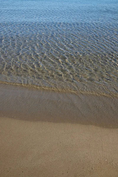 Закрыть Красивый Песчаный Пляж Прозрачными Водами Иосе Греция — стоковое фото