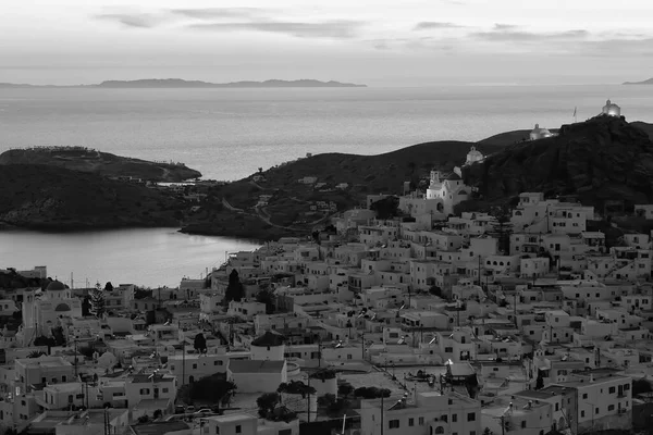 Yunanistan Siyah Beyaz Renkli Resimli Bembeyaz Adasının Güzel Günbatımı Panoramik — Stok fotoğraf
