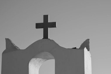 Yunanistan 'da bir ortodoks kilisesinin tepesinde siyah beyaz bir haç.