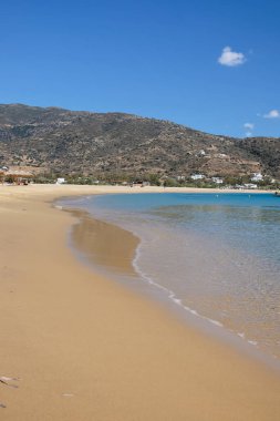 Yunanistan 'ın güzel turkuaz kumlu Mylopotas plajı manzarası