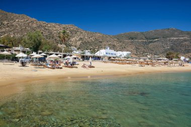 Ios, Yunanistan - 22 Mayıs 2022: Ios siklades Yunanistan 'ın popüler ve güzel turkuaz kumlu plajı