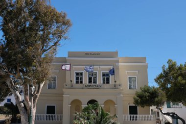 Ios, Yunanistan - 21 Mayıs 2021: Ios Yunanistan belediye binası manzarası