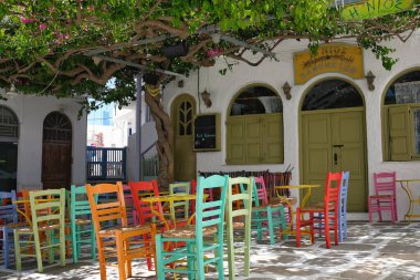 Ios, Yunanistan - 21 Mayıs 2021: Ios cyclades Yunanistan 'da renkli sandalyelerle açık hava manzaralı teras