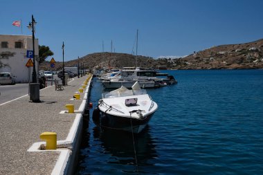 Ios, Yunanistan - 21 Mayıs 2021: Yunanistan 'ın pitoresk limanındaki tekne manzarası