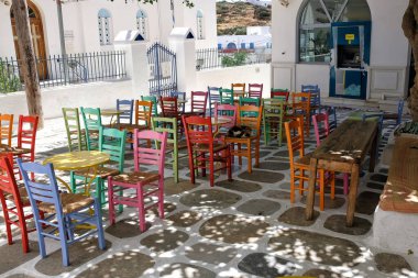 Ios, Yunanistan - 21 Mayıs 2021: Ios cyclades Yunanistan 'da renkli sandalyelerle açık hava manzaralı teras