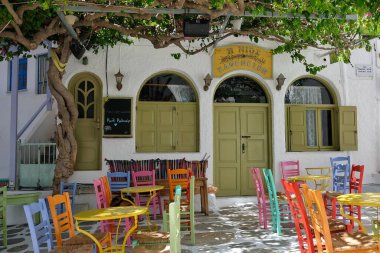 Ios, Yunanistan - 21 Mayıs 2021: Ios cyclades Yunanistan 'da renkli sandalyelerle açık hava manzaralı teras