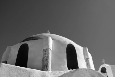 Ios 'taki güzel, beyaz yıkanmış ortodoks kilisesi siyah beyaz Yunanistan' da