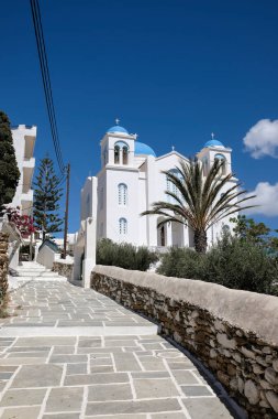 Yunanistan 'daki güzel, bembeyaz bir katedral ortodoks kilisesine giden bir ara sokak manzarası 