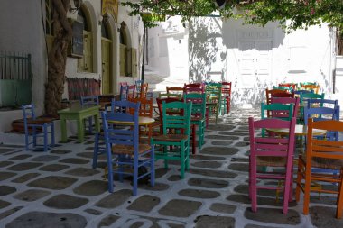 Ios, Yunanistan - 21 Mayıs 2021: Ios cyclades Yunanistan 'da renkli sandalyelerle açık hava manzaralı teras