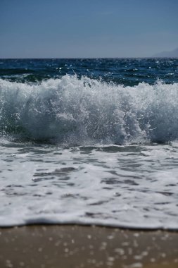 Yunanistan 'ın güzel Mylopotas plajında dalgalar ve deniz köpüğü
