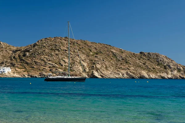 그리스 해변에 돛단배의 — 스톡 사진