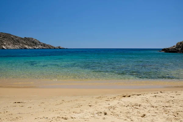 Widok Piękną Turkusową Piaszczystą Plażę Mylopotas Ios Grecja — Zdjęcie stockowe