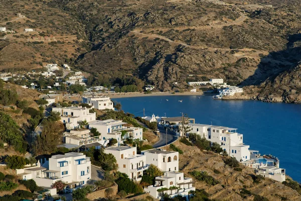 Widok Bielone Hotele Drogę Prowadzącą Słynnej Plaży Mylopotas Ios Grecja — Zdjęcie stockowe