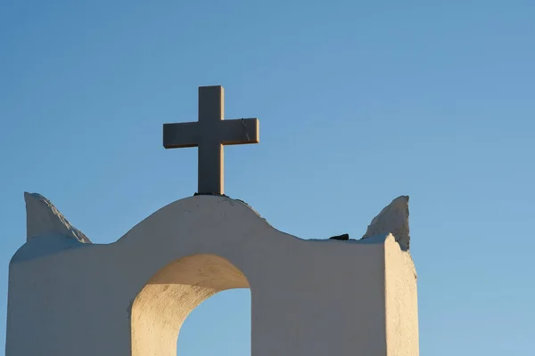 Kříž Vrcholu Ortodoxního Bílého Kostela Řecku Ios Modrá Obloha Pozadí — Stock fotografie