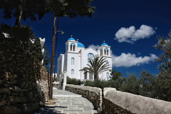 Vista Callejón Que Conduce Hermosa Catedral Encalada Iglesia Ortodoxa Ios — Foto de Stock