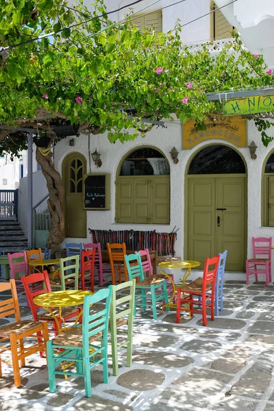 Ios Griechenland Mai 2021 Malerische Terrasse Freien Mit Bunten Stühlen — Stockfoto