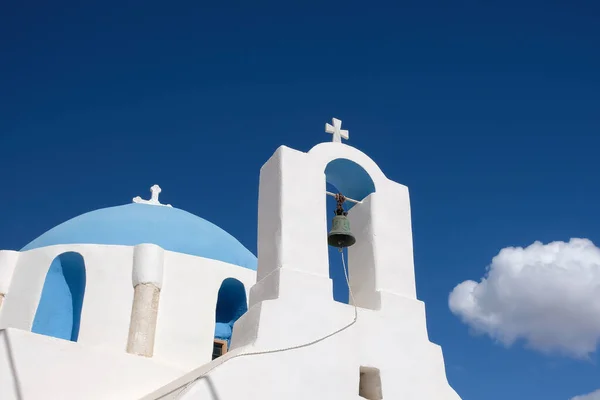 Hermosa Iglesia Ortodoxa Encalada Ios Grecia Cielo Azul Fondo — Foto de Stock