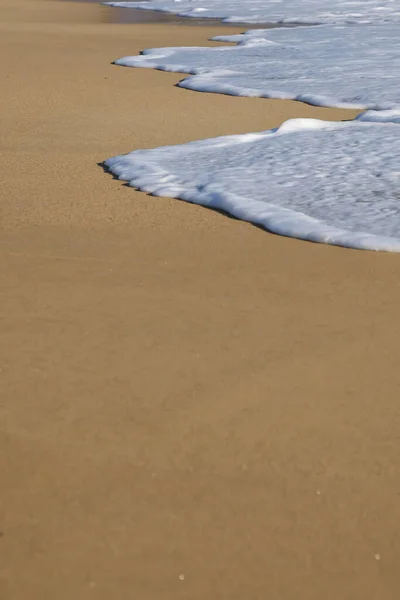 美しい砂浜と白い泡の波の近くイオスギリシャ — ストック写真