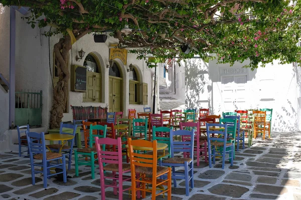 Ios Grecja Maja 2021 Malowniczy Taras Świeżym Powietrzu Kolorowymi Krzesłami — Zdjęcie stockowe