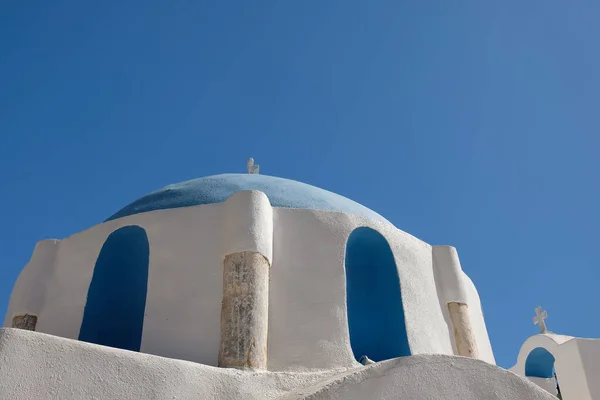 Prachtige Witgekalkte Orthodoxe Kerk Ios Griekenland Een Blauwe Lucht Achtergrond — Stockfoto