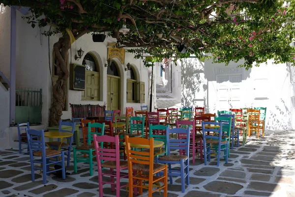 Ios, Yunanistan - 21 Mayıs 2021: Ios cyclades Yunanistan 'da renkli sandalyelerle açık hava manzaralı teras