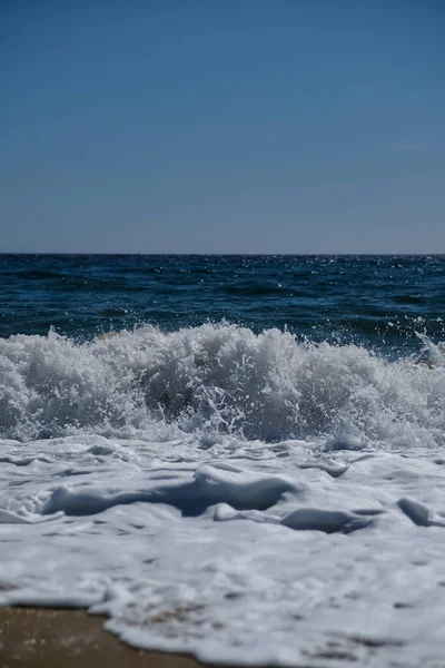 Golven Zeeschuim Aan Het Prachtige Strand Van Mylopotas Ios Griekenland — Stockfoto