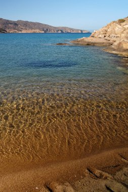 Ios siklades Yunanistan 'daki Kalamos' un güzel turkuaz kumlu plajının panoramik manzarası