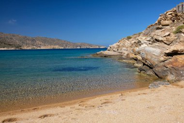 Ios siklades Yunanistan 'daki Kalamos' un güzel turkuaz kumlu plajının panoramik manzarası