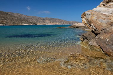 Ios siklades Yunanistan 'daki Kalamos' un güzel turkuaz kumlu plajının panoramik manzarası