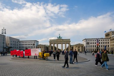 Berlin, Almanya - 18 Nisan 2023: Berlin Almanya 'daki Brandenburg Kapısı önünde daha iyi emeklilik ve sağlık hizmetleri hakkında reklam kampanyası