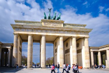 Berlin, Almanya - 18 Nisan 2023: Berlin 'deki Brandenburg Kapısı veya Brandenburger Tor manzarası ve mavi bir gökyüzü
