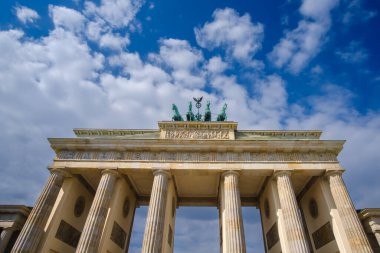 Berlin, Almanya - 18 Nisan 2023: Berlin 'deki Brandenburg Kapısı veya Brandenburger Tor manzarası ve mavi bir gökyüzü