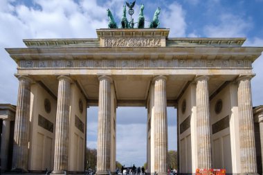 Berlin, Almanya - 18 Nisan 2023: Berlin 'deki Brandenburg Kapısı veya Brandenburger Tor manzarası ve mavi bir gökyüzü