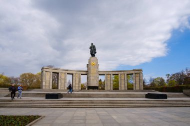 Berlin, Almanya - 19 Nisan 2023: Berlin 'deki Sovyet Savaş Anıtı, Sowjetisches Ehrendenkmal manzarası