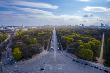 Almanya 'nın Brandenburg Kapısı' na giden federal otoyol Bundesstrae 'nin panoramik manzarası.